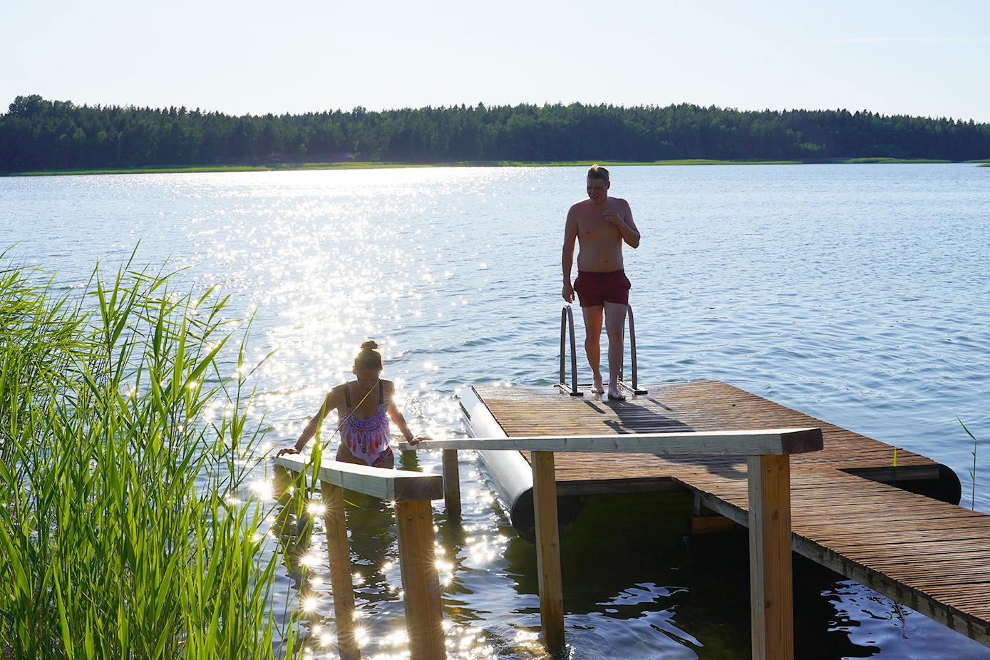 Nainen ja mies nousevat vedestä.