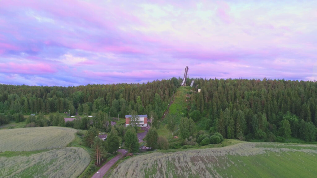 Ilmakuva Parmaharjusta. Hyppytorni keskellä kuvaa.